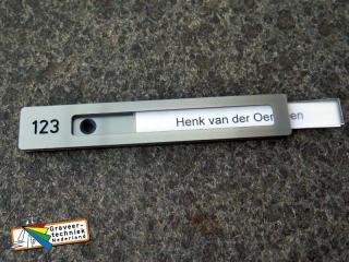 Naamhouder 120x20mm met huisnummer, materiaal perspex, kleur metallic, 2 verzonken bevestigingsgaten, met zij-inschuif naamplaatje